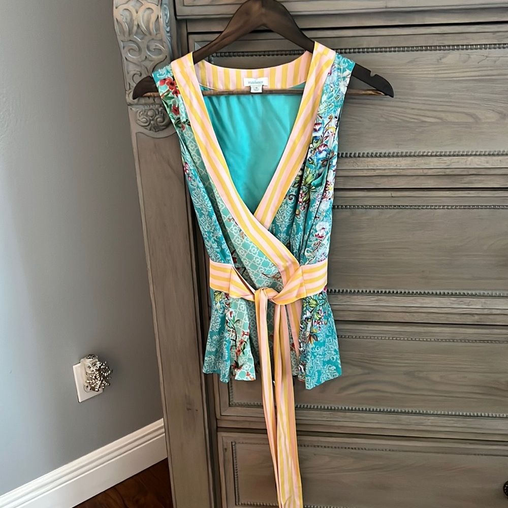 Sweet Sundance wrap top. Size small.